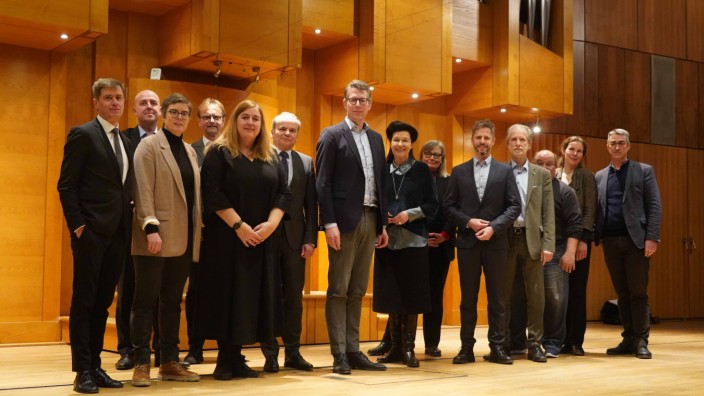 Kulturpolitik: Minister Markus Blume (Mitte), umgeben von den Präsidentinnen und Präsidenten der Kunsthochschulen, nebst Beamten.