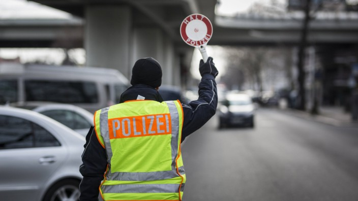 München heute: Ein Beamter bei einer Verkehrskontrolle: In den ersten zwei Wochen müssen ertappte Autofahrer in München noch keine Strafe zahlen (Archivbild).