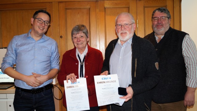 ·: Neufahrns CSU-Vorsitzender Simon Schwung (links) und sein Vorgänger Wolfgang Schönigen (rechts) haben Elisabeth und Gerd Michels ausgezeichnet.
