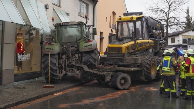 Unfall in Ebersberg: Der Traktor hatte sich zwischen Anhänger und Gebäude verkeilt.