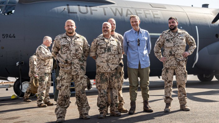 Christian Lindner in Mali: Bundesfinanzminister Lindner am Donnerstag mit Soldaten der Bundeswehr vor einem Transportflugzeug der deutschen Luftwaffe in Bamako.