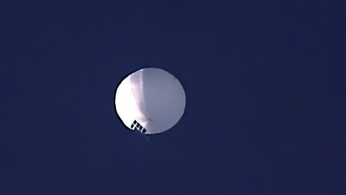 Ein Ballon fliegt in großer Höhe über Montana, vermutlich kommt er auc China.