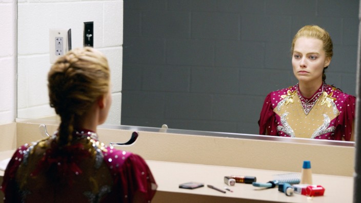 Spielfilmtipps zum Wochenende: Margot Robbie erinnert in dieser Szene von "I, Tonya", als sie im Spiegel sich selbst sucht, an Robert De Niro in dem Boxer-Film "Wie ein wilder Stier".