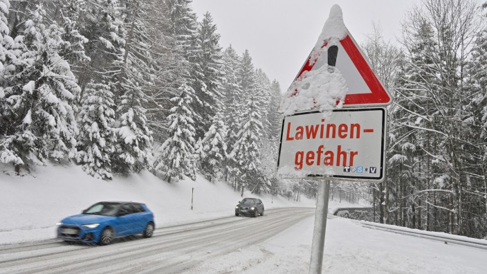 Wetter in Bayern: In den Alpen herrscht große Lawinengefahr. Das Landesamt für Umwelt meldete am Freitag die Warnstufe vier von fünf.