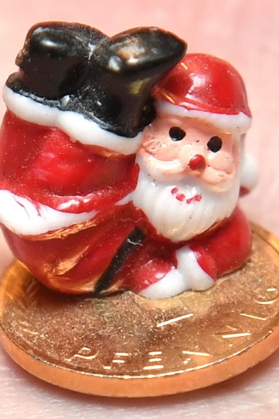 SZ-Serie: Mein kleines Museum - Sammler und ihre Schätze: Mini-Weihnachtsmann: Ein besonders kleines Exemplar in der großen Sammlung passt sogar auf ein Pfennig-Stück.