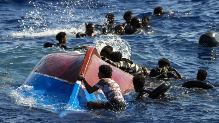 Migration: Immer wieder kentern Boote mit Migranten, so wie hier im August 2022 vor Sizilien.