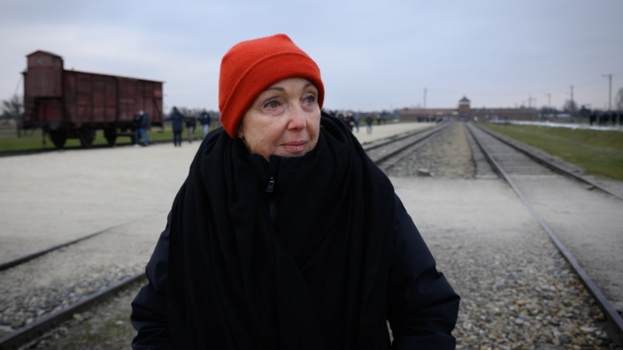 München heute: Die Überlebende Eva Umlauf bei einem Rundgang durch das Konzentrationslager Auschwitz in Polen, wo sie als Kind mit ihren Eltern untergebracht war. Hier an der sog RAMPE wurde über das Schicksal der ankommenden Häftlinge entschieden.