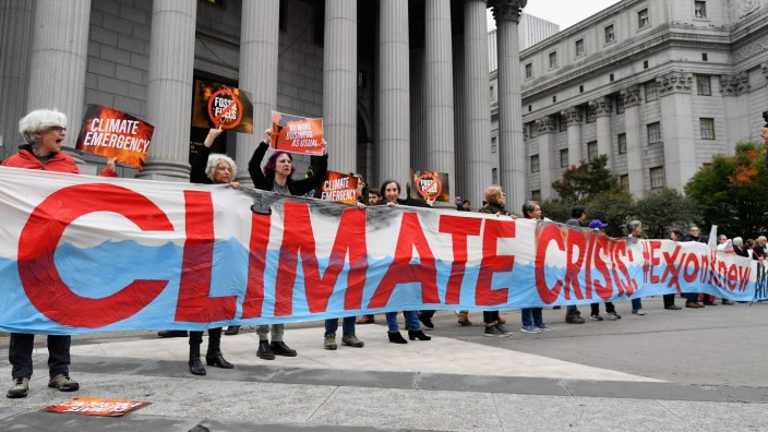 SZ-Klimakolumne: Klimaaktivisten protestieren 2019 vor einem New Yorker Gerichtsgebäude mit Transparenten wie "Exxon Knew" gegen den Ölkonzern Exxon Mobil.