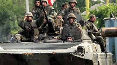Krieg im Kaukasus: Georgische Sodaten passieren Megvrikisi