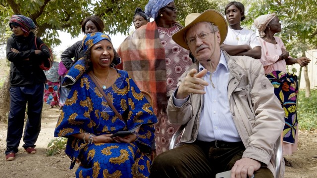 Weibliche Genitalverstümmelung: "Trotz der bitteren Armut ist Burkina Faso ein unglaublich freundliches Land", sagt Alt-Oberbürgermeister Christian Ude. Mit Fadumo Korn bereiste er im Januar 2023 den westafrikanischen Staat.