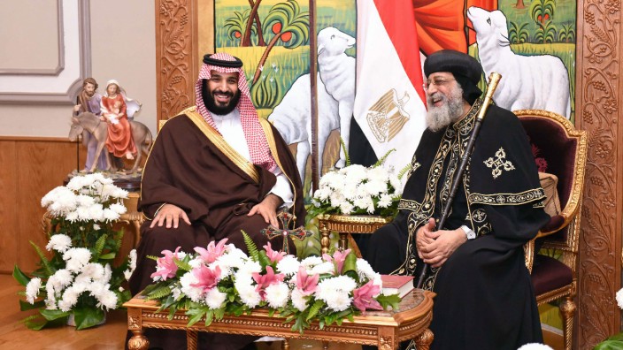 Saudi-Arabien: Historische Annäherung: Im Jahr 2018 trafen der saudische Kronprinz Mohammed bin Salman (links) und das Oberhaupt der koptisch-orthodoxen Kirche, Papst Tawadros II., in der Kathedrale von Kairo zusammen.