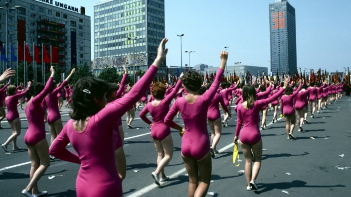 Roman "Wir wünschten uns Flügel": "Jede unserer noch so unbedeutenden Handlungen wurde als unser Beitrag zum globalen Klassenkampf verklärt." Nationales Jugendfestival auf der Ost-Berliner Karl-Marx-Allee am 3. Juni 1979.