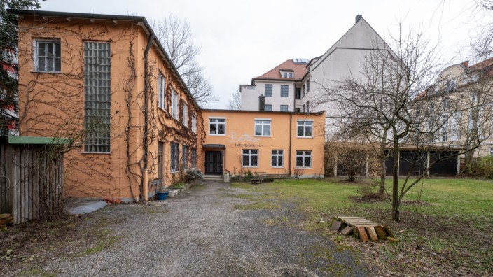 Immobilien in München: Verkalkuliert: Das Grundstück an der Claude-Lorrain-Straße 19 muss jetzt auch geförderten Wohnraum aufnehmen.