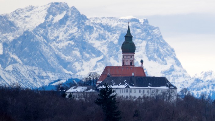 Geschichte Bayerns: Bauwerke wie das Kloster Andechs, das hier vor dem Gipfel der Zugspitze zu sehen ist, förderten zwar den Tourismus und das barocke Lebensgefühl. Beim Aufstieg Bayerns spielten sie aber nur eine Nebenrolle, sagt der Publizist Kaevan Gazdar.