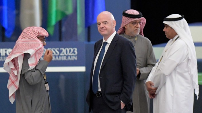 Saudi-Arabiens Sponsoring bei der Fifa: Fifa-Präsident Gianni Infantino (2. v. l., hier beim Kongress der asiatischen Fußball-Konföderation AFC) zieht es oft dorthin, wo viel Geld zu verdienen ist.