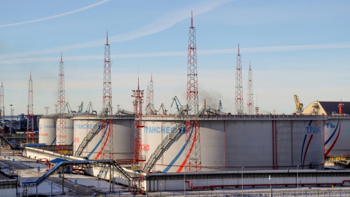 Wirtschaftskrieg: Öltanks am russischen Ostseehafen Ust-Luga: Seit Sonntag gilt ein Preisdeckel für russische Exporte von Diesel und anderen Raffinerieprodukten.