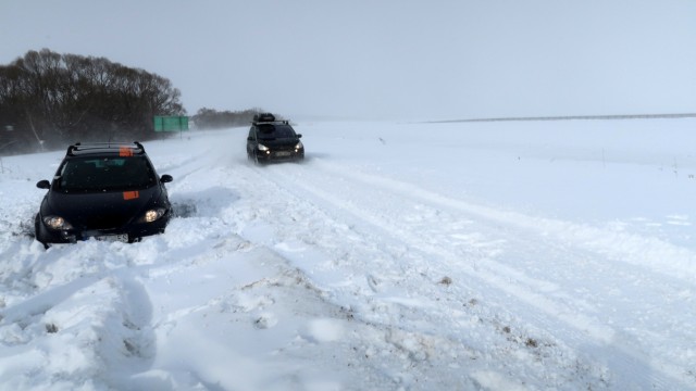 Wintereinbruch: Bei Poprad in der Slowakei steckt am Samstag ein Auto ist auf der Straße zum Flughafen im Schnee fest.