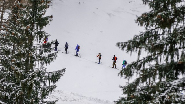Wintereinbruch: Tourengeher steigen am Samstag im Mangfallgebirge in Richtung Wendelstein auf. Auch in Bayern herrscht derzeit hohe Lawinengefahr.