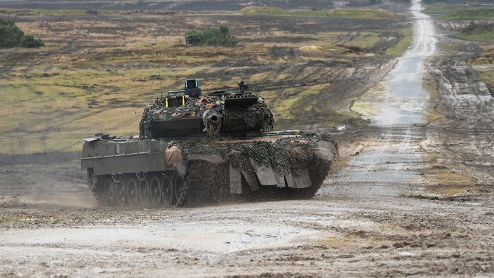 Probleme bei Panzer-Allianz: Deutschland will der Ukraine "Leopard"-Panzer vom Typ 2A6 liefern. Andere Staaten sprechen bislang vom Typ 2A4 - jedoch ohne konkrete Mengen zu nennen.