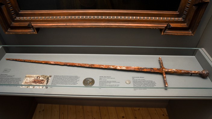 Ein Fund für das Tölzer Stadtmuseum: Das Schwert von Ritter Winzerer II gehört bereits zu den Exponaten des Tölzer Stadtmuseums. Die anderen Funde aus seinem Grab, die noch beim Landesamt für Denkmalpflege in München aufbewahrt werden, sollen demnächst nach Bad Tölz kommen.