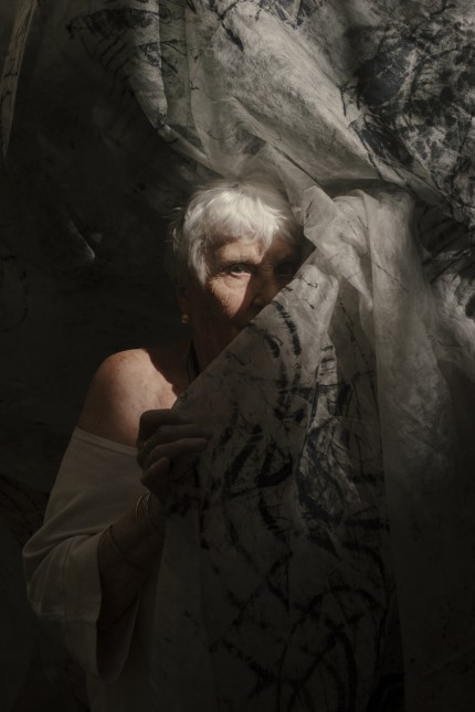 Ausstellung: Wie sie Europa sieht? Da versteckt sich die italienische Künstlerin Elisa Montessori hinter einem Vorhang.