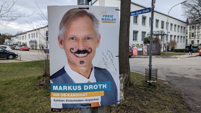 Mitten in Fürstenfeldbruck: Markus Droth nimmt die "Umgestaltung" seines Wahlkampfplakates locker und schreibt eine Botschaft an den Künstler.
