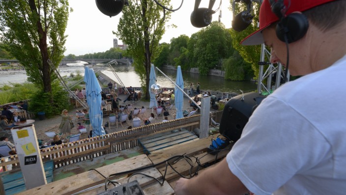 Feiern im Freien: Beachlife an der Isar: DJs und Bands beschallen die Liegestühle auf der Corneliusbrücke. Los geht es heuer am 3. Mai.