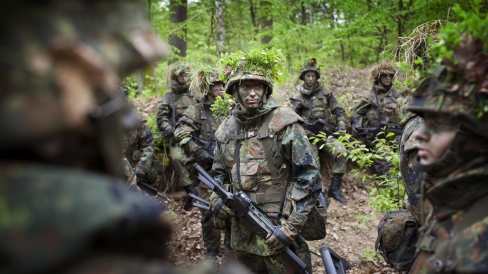 Bundeswehr: Wehrpflichtige bei einer Übung 2010