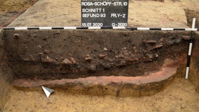 Geschichte des Landkreises Ebersberg: Das Bild zeigt die Überreste eines alten Ofens, einer sogenannten Darre, der 2020 in Zorneding ausgegraben wurde.
