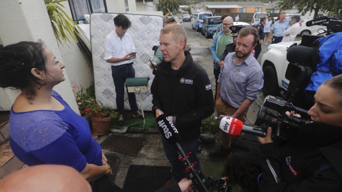 Neuseeland: Gibt sich gern als Krisenmanager: der neue neuseeländische Premierminister Chris Hipkins mit Betroffenen einer Überflutung in Auckland.