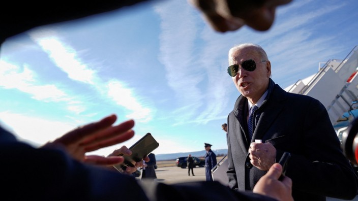 USA und China: "Ich möchte unseren Fliegern, die das getan haben, ein Kompliment machen", sagte US-Präsident Joe Biden, hier nach Verlassen der Air Force One auf dem Weg nach Camp David.