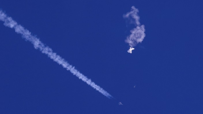 Spionage: Der Ballon wurde mit einer Luft-Luft-Rakete von einem "F-22"-Kampfflugzeug aus etwa 17,7 Kilometern Höhe an der Küste von Myrtle Beach in South Carolina abgeschossen.
