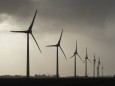 Erneuerbare Energie: Windkraftanlagen in einer Reihe