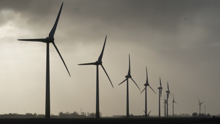 Erneuerbare Energie: Windkraftanlagen in einer Reihe