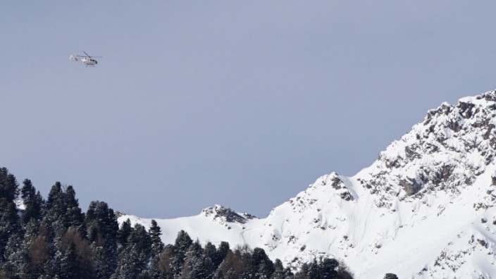 Wintersport: Ein Helikopter überfliegt ein Berggelände im Gebiet von Längenfeld in Tirol nach einem Lawinenabgang.
