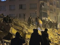 Naturkatastrophe: Dutzende Tote bei Erdbeben in der Türkei und Syrien