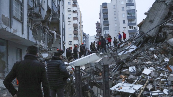 Internationale Reaktionen: Im türkischen Adana versuchen Helfer, eingeschlossene Bewohner in eingestürzten Gebäuden zu erreichen.