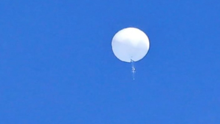 Spionage-Verdacht: Ein ähnlicher Ballon wie auf dem Bild wurde auch über Kolumbien entdeckt. Die riesige weiße Kugel, die über den amerikanischen Luftraum schwebte, wurde von der US-Luftwaffe über dem Atlantik abgeschossen.