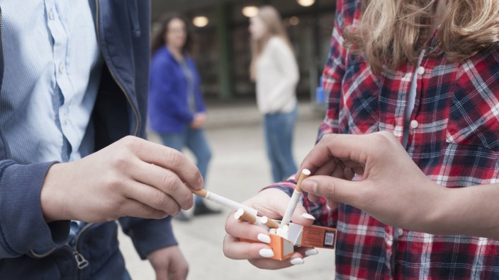Jugendliche Raucher: Ist Rauchen wieder cool? Der Anteil der 14- bis 17-Jährigen, die mindestens gelegentlich zur Zigarette greifen, hat sich laut einer Studie zuletzt nahezu verdoppelt.