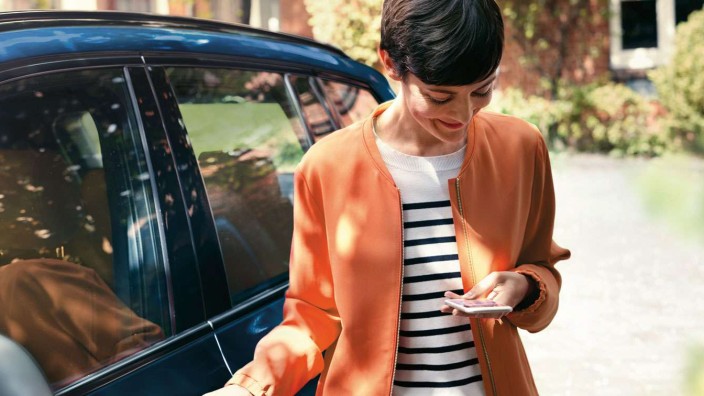 BMW-Software: Der BMW i4 bekommt nicht nur Befehle vom Smartphone, sondern auch Updates per Mobilfunk.