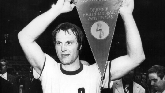 Zum Tod von Hansi Schmidt: Hansi Schmidt 1975 nach erfolgreicher Titelverteidigung mit dem VfL Gummersbach mit dem Meisterschaftswimpel.