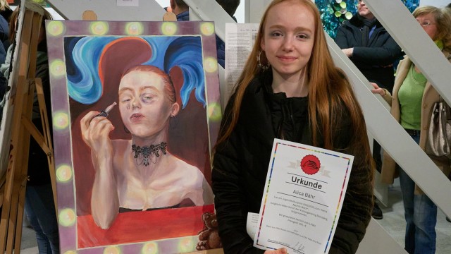 Jugendkulturpreis Ebersberg: Ein mutiges Werk: Die 16-jährige Alica Bähr neben ihrem "Blick in den Spiegel".