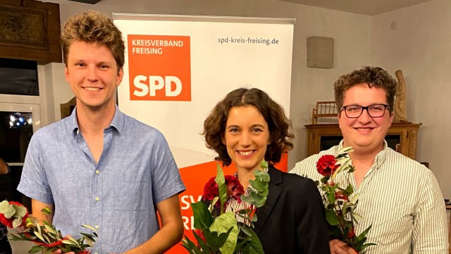 Landtagswahl in Bayern: Der SPD-Kreisverband Freising zieht mit Listenkandidat Victor Weizenegger (von links), Direktkandidatin Alina Graf und Bezirkstagskandidat Michael Firlus in den Wahlkampf.