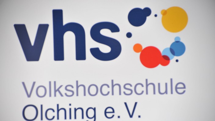 Olching: Neues Semester in der Erwachsenenbildung: Schild der Volkshochschule Olching.