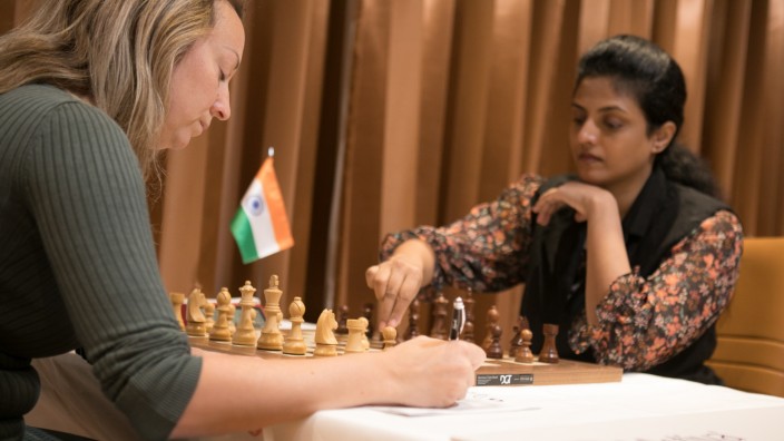Schach-Grand-Prix: Die deutsche Schachspielerin und Großmeisterin der Frauen Elisabeth Pähtz (links) tritt im "Vier Jahreszeiten" gegen die indische Schachgroßmeisterin Harika Dronavalli an.