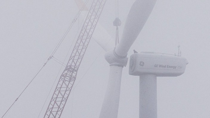 Ökostrom: Montage des Rotorenblatts einer Windkraftanlage in Brandenburg.