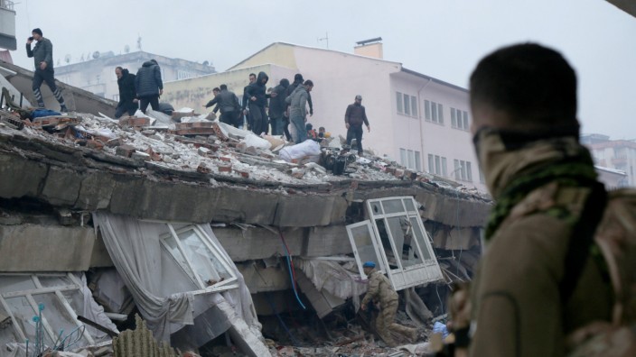 Erdbeben in der Türkei: "Ist da denn niemand?": Rettungskräfte suchen nach Verschütteten in der kurdischen Metropole Diyarbakır.