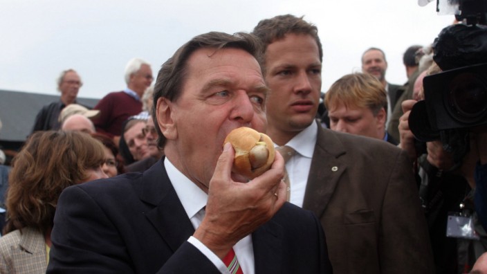 Gerhard Schröder: So kannte man Gerhard Schröder bislang. Als Freund und Verteidiger der Bratwurst.