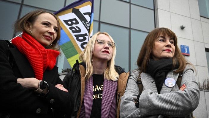 Abtreibungen in Polen: Justyna Wydrzyńska (rechts) ist angeklagt, weil sie einer Frau half, deren Ehemann ihr Gewalt angetan hatte.