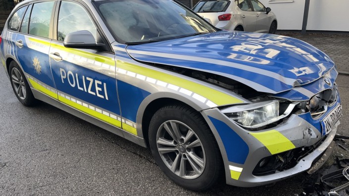 Verletzte Polizisten, demolierte Streifenwagen: Erst der Zusammenprall mit diesem Streifenwagen der Germeringer Polizei hält die Frau auf.